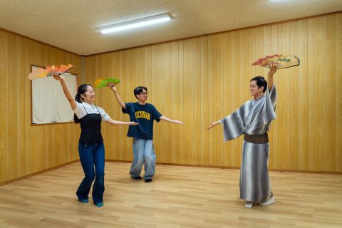 扇子を持って踊りの一部を体験