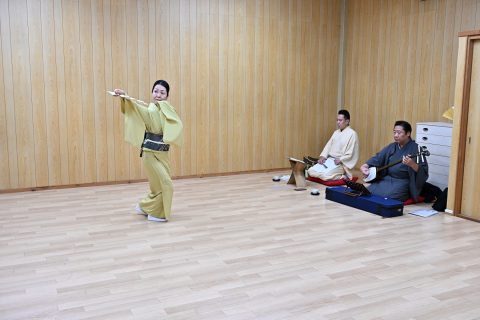 11月29日の公演に向け、地方と演奏・踊りを確認する「つぼ合わせ」の様子